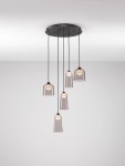 Lampa wisząca Tavenco z pięcioma kloszami LED, czarna, z przezroczystymi kloszami, zawieszona na cienkich linkach. Klosze mają okrągłe źródła światła, przymocowane do okrągłej podstawy sufitowej. Tło gładkie, jasne.