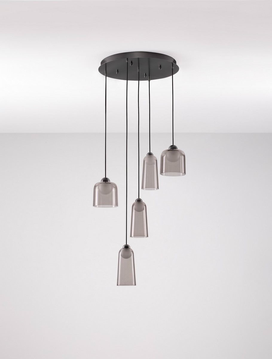 Lampa wisząca Tavenco z pięcioma kloszami LED, czarna, z przezroczystymi, szklanymi kloszami w kształcie dzwonu. Montaż sufitowy, zawieszona na cienkich linkach. Proste, minimalistyczne wzornictwo, idealna do nowoczesnych wnętrz.