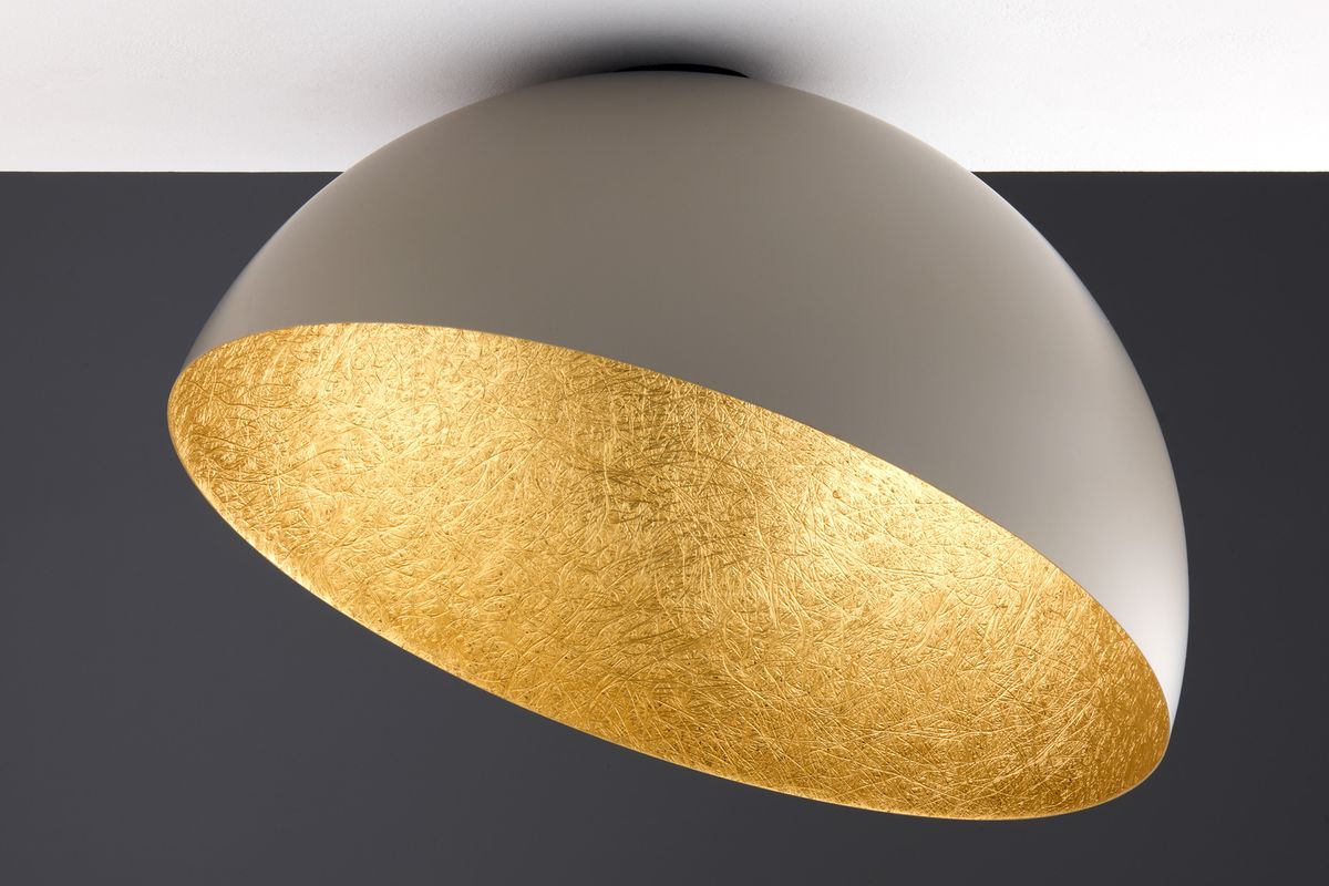 Lampa sufitowa Sfera D50 w kolorze taupe z wewnętrzną, złotą powłoką. Okrągły kształt, zamontowana na suficie, z widocznym żarnikiem E27. Wykończenie z matowego materiału z teksturą. Tło w ciemnym kolorze, podkreślającym styl lampy.