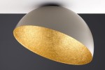 Lampa sufitowa Sfera D50 w kolorze taupe z wewnętrzną, złotą powłoką. Okrągły kształt, zamontowana na suficie, z widocznym żarnikiem E27. Wykończenie z matowego materiału z teksturą. Tło w ciemnym kolorze, podkreślającym styl lampy.