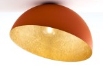 Lampa sufitowa Sfera D50 z ceglanym kloszem i złotym wnętrzem, mocowanie E27. Ujęcie z dołu, podkreślające półkulisty kształt. Widoczne źródło światła wewnątrz klosza, na tle białego sufitu.