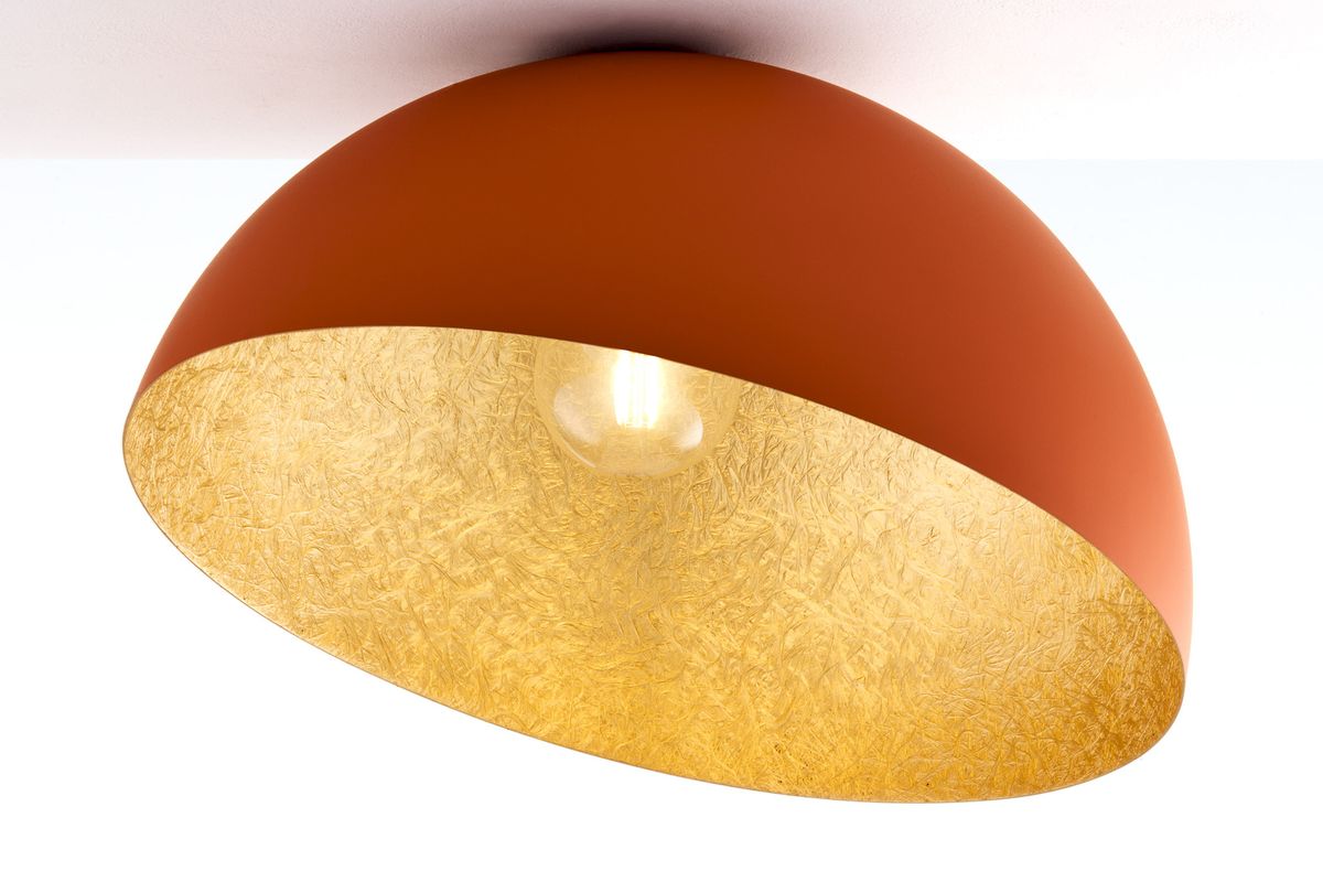 Lampa sufitowa Sfera D50 z kloszem w kolorze ceglastym i złotym. Kształt półkulisty, montowana sufitowo, z widocznym źródłem światła E27. Wnętrze klosza teksturowane, tworzy efekt ciepłego światła.