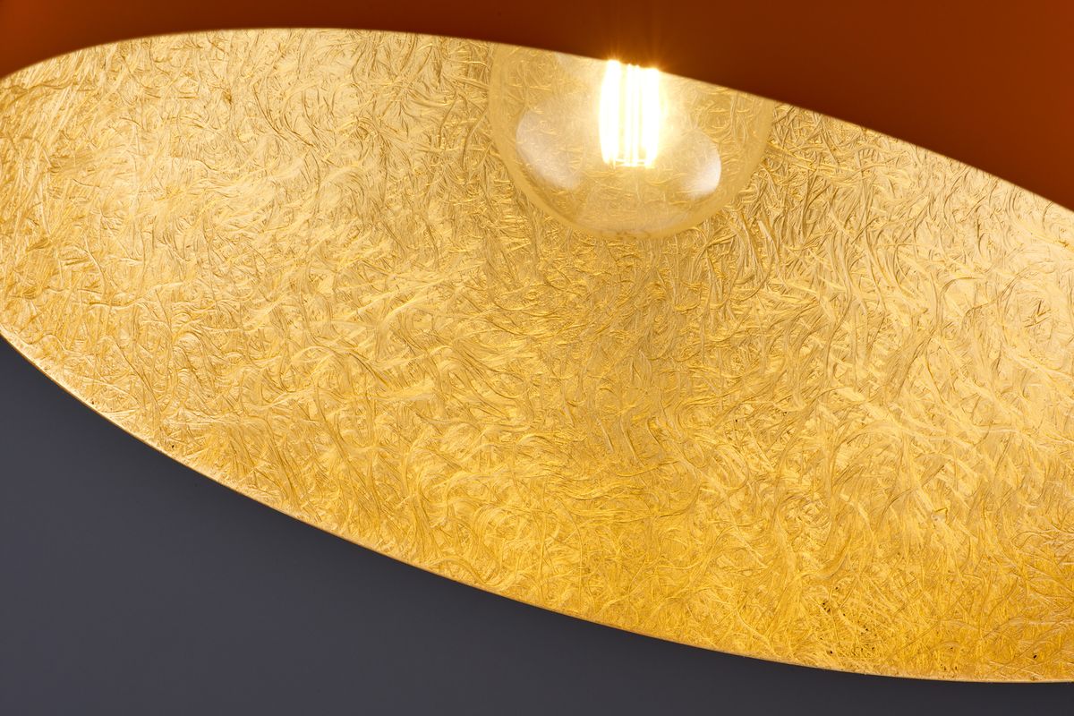 Lampa sufitowa Sfera D50 w ceglanym kolorze z żółtym, teksturowanym kloszem z metalu. Widoczna żarówka E27 w centralnej części. Ujęcie z góry, podkreślające fakturę i kolor klosza na tle ciemniejszej powierzchni.