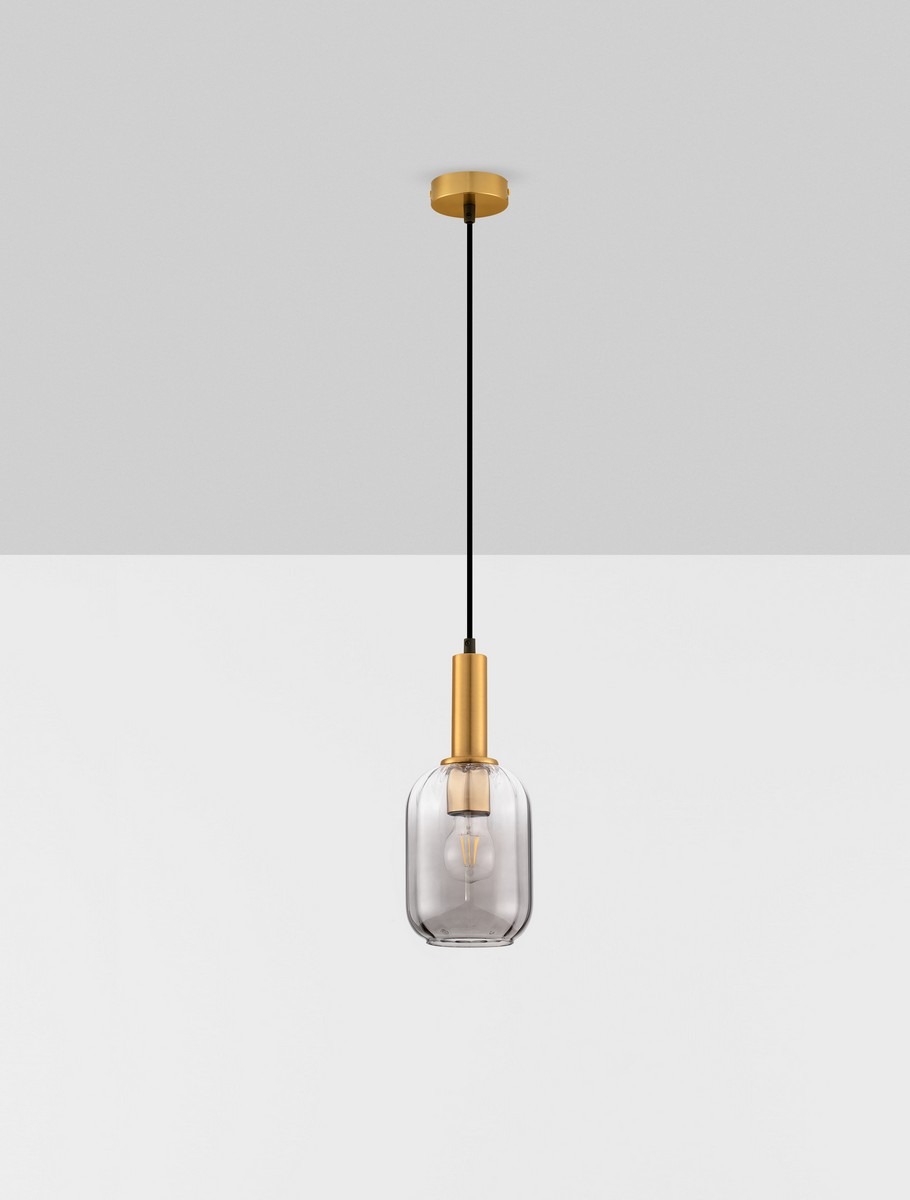 Lampa wisząca Querisa z metalowym, złotym uchwytem i szklanym kloszem w kształcie prostokątnym. Zawieszona na czarnym przewodzie, idealna do nowoczesnych wnętrz. E27, zbliżenie na źródło światła wewnątrz klosza.