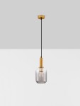Lampa wisząca Querisa z metalowym, złotym uchwytem i szklanym kloszem w kształcie prostokątnym. Zawieszona na czarnym przewodzie, idealna do nowoczesnych wnętrz. E27, zbliżenie na źródło światła wewnątrz klosza.