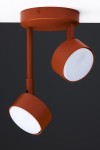 Lampa wisząca Nemo w kolorze ceglastym z dwoma źródłami światła GX53. Ma okrągłe, matowe klosze zamocowane na regulowanych ramionach, zawieszona na okrągłej podstawie. Produkt widoczny z przodu na ciemnym tle.
