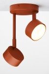 Lampa wisząca Nemo 2xGX53 w kolorze ceglastym, z dwoma okrągłymi kloszami zamocowanymi na regulowanych ramionach. Ujęcie frontalne, montowana sufitowo, z widocznymi detalami konstrukcyjnymi oraz matową teksturą.