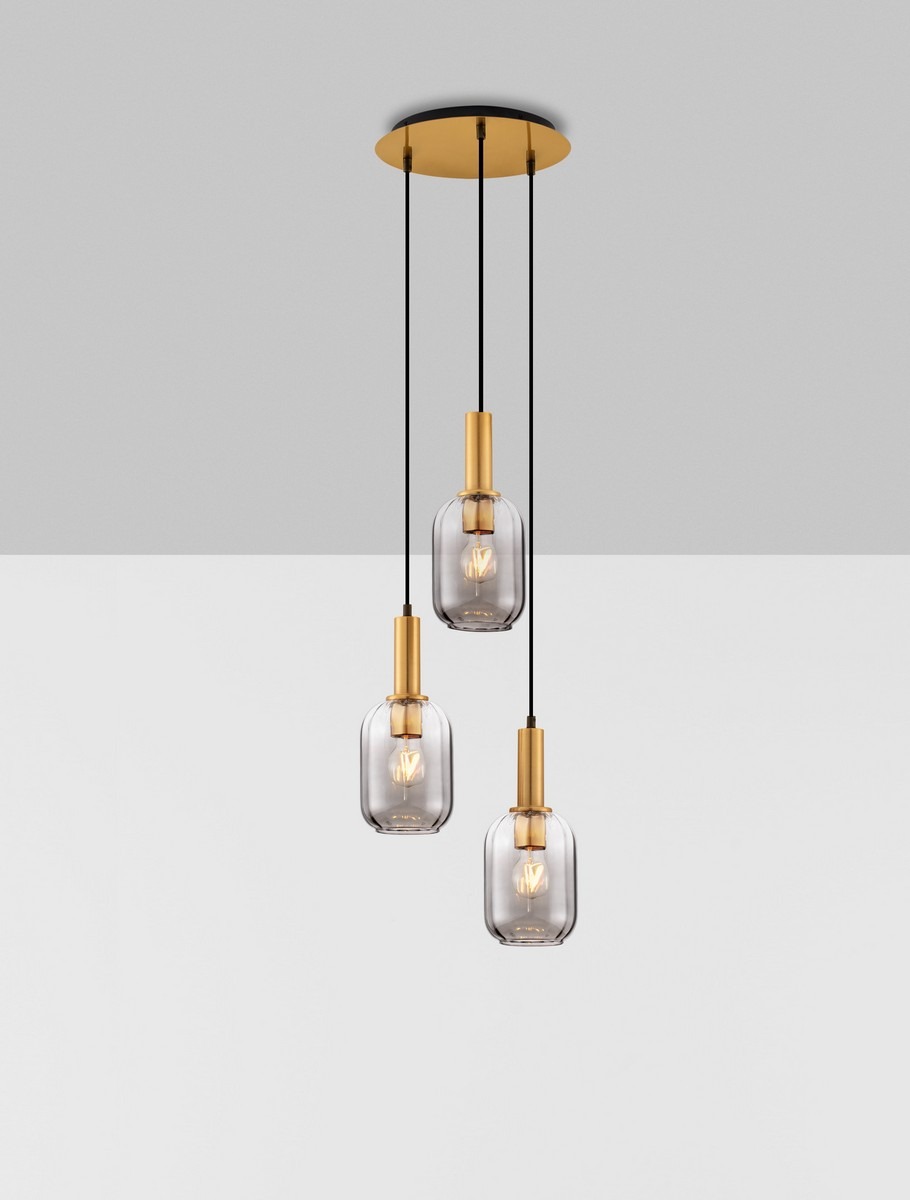 Lampa wisząca Querisa z trzema kloszami w kolorze złotym, zawieszona na czarnych przewodach. Klosze mają szklane, przezroczyste wykończenie, podkreślające źródła światła E27. Montaż na suficie, minimalistyczny design na jednolitym tle.