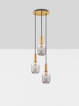 Lampa wisząca Querisa z trzema źródłami światła E27. Posiada przezroczyste klosze w kształcie sześcianu oraz złote elementy mocujące. Zawieszona na czarnych linkach, przymocowana do złotej podstawy sufitowej. Idealna do nowoczesnych wnętrz.