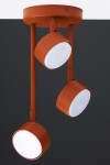 Lampa wisząca Nemo w ceglanej kolorystyce, z trzema okrągłymi kloszami. Klosze są białe, a całość zawieszona na prostych, metalowych prętach. Ujęcie z dołu, pokazujące detale konstrukcji. Idealna do nowoczesnych aranżacji wnętrz.