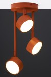 Lampa wisząca Nemo w ceglanym kolorze z trzema punktami świetlnymi na regulowanych ramionach. Metalowa konstrukcja, okrągłe klosze z białymi wnętrzami, montowana sufitowo, widok z dołu na całość.