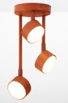Lampa wisząca Nemo 3xGX53 w ceglanej kolorystyce, z trzema okrągłymi kloszami na metalowych ramionach. Ujęcie z dołu, pokazujące detale kloszy i montażu. Klosze są matowe i skierowane w dół, zapewniając równomierne oświetlenie.