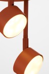 Lampa wisząca Nemo w ceglanej kolorystyce z trzema okrągłymi kloszami GX53. Klosze zawieszone na prostych, metalowych ramionach. Zbliżenie na detale konstrukcji oraz źródła światła. Tło proste, białe.