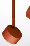 Lampa wisząca Nemo w kolorze ceglastym z trzema oprawami GX53. Ujęcie z boku, ukazujące okrągłe, matowe klosze. Elementy metalowe o gładkiej fakturze, zamontowane na cienkim stelażu. Tło białe, co podkreśla intensywność koloru.