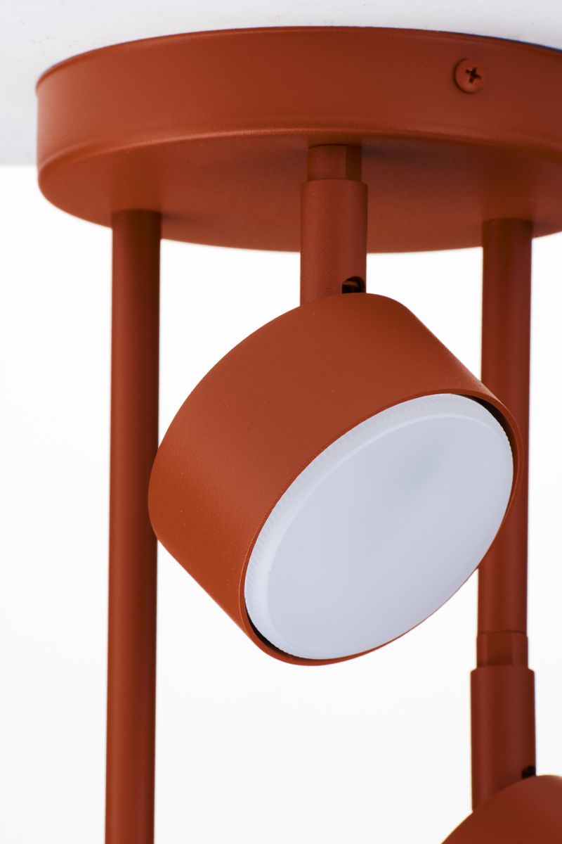 Lampa wisząca Nemo w kolorze ceglastym z trzema źródłami światła GX53. Ujęcie z bliska, ukazujące okrągłe klosze o matowej fakturze oraz mocowanie do sufitu. W minimalistycznym stylu, idealna do nowoczesnych wnętrz.