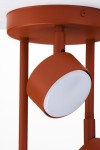 Lampa wisząca Nemo w kolorze ceglastym z trzema źródłami światła GX53. Ujęcie z bliska, ukazujące okrągłe klosze o matowej fakturze oraz mocowanie do sufitu. W minimalistycznym stylu, idealna do nowoczesnych wnętrz.