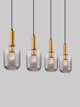 Lampa wisząca Querisa 4xE27 w złotym kolorze z przezroczystymi kloszami. Cztery klosze o różnych wysokościach, zawieszone na czarnych przewodach, tworzą nowoczesną aranżację. Tło w neutralnym odcieniu szarości.