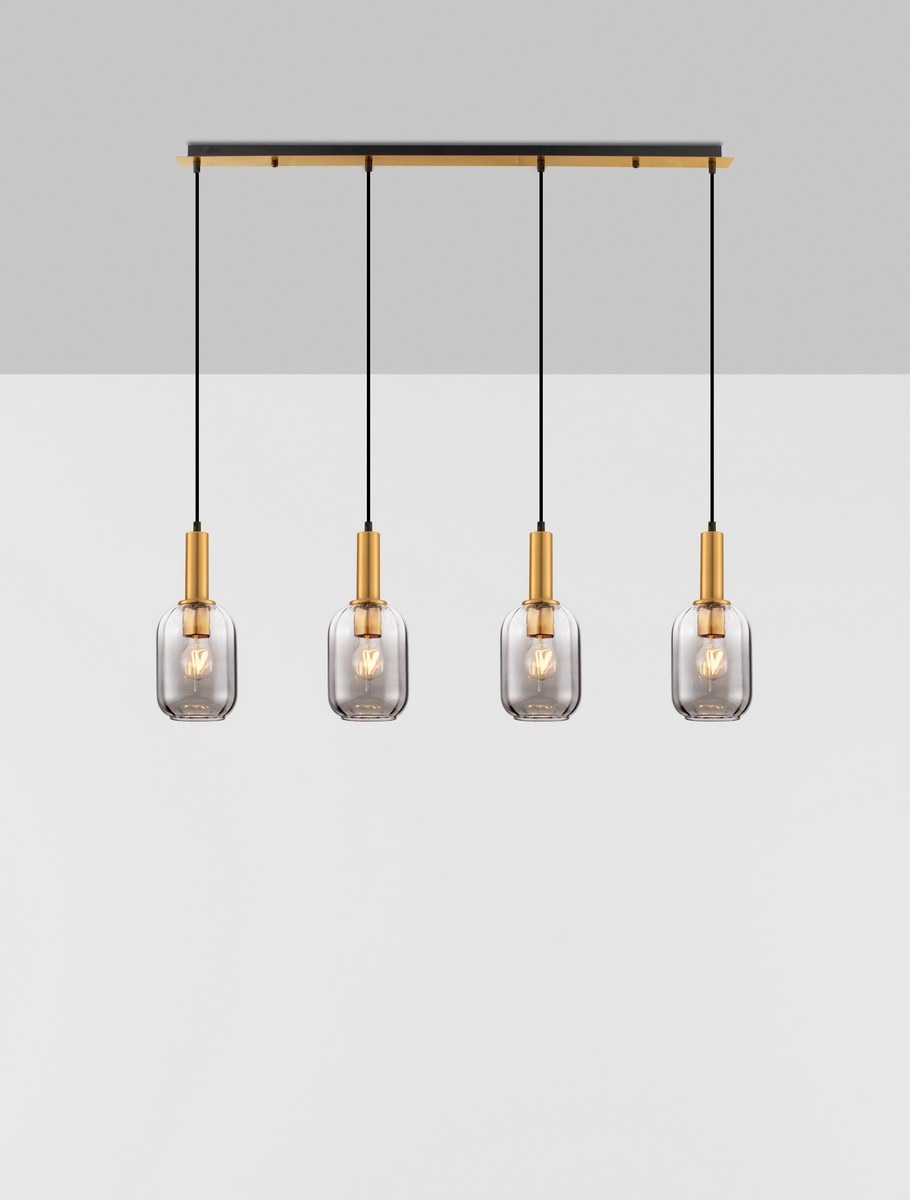 Lampa wisząca Querisa 4xE27 w kolorze złotym z czterema szklanymi kloszami w kształcie sześcianu. Ujęcie frontalne, wisząca na czarnych kablach, zamontowana na złotej podstawie. Klosze transparentne, z widocznymi żarówkami.