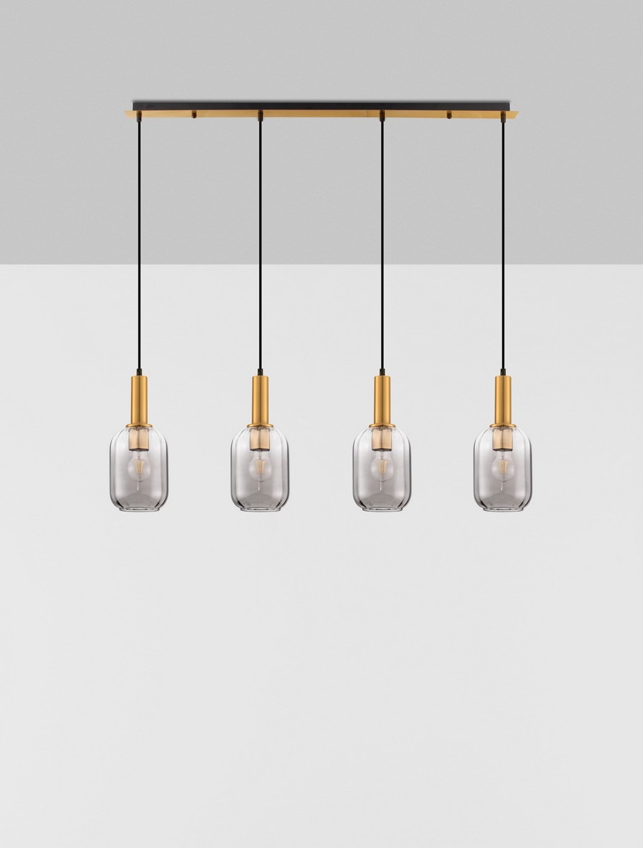 Lampa wisząca Querisa 4xE27 w kolorze złotym z przezroczystymi kloszami. Ułożona poziomo, z czterema źródłami światła w metalowych oprawach. Długość kabli umożliwia zawieszenie na odpowiedniej wysokości. Proste tło podkreśla elegancki design.