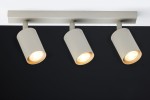 Lampa sufitowa Zoom w kolorze szaro-beżowym, z trzema ruchomymi reflektorami na prostokątnej podstawie. Reflektory mają cylindryczny kształt z widocznym źródłem światła, zamontowane na białym tle.