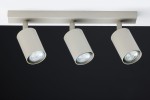 Lampa sufitowa Zoom w kolorze szarym beżowym z trzema punktami świetlnymi GU10. Ujęcie frontalne, mocowana do sufitu, z cylindrycznymi kloszami skierowanymi w dół, na jednolitym czarnym tle.