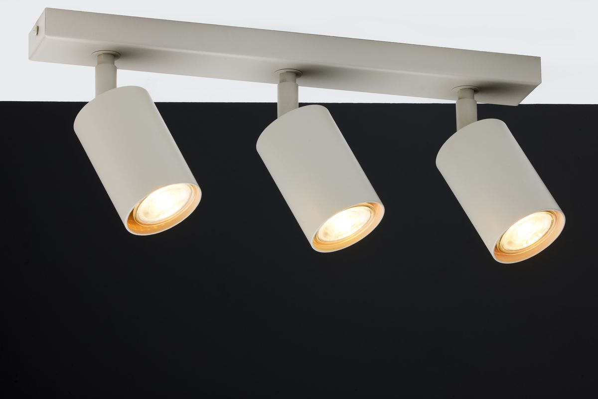 Lampa sufitowa Zoom w kolorze szarym beżowym z trzema reflektorami GU10. Reflektory mają cylindryczny kształt i są zamontowane na prostokątnej podstawie. Ujęcie z góry, ukazujące detale uchwytu i kloszy.