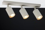 Lampa sufitowa Zoom w kolorze szarym beżowym z trzema reflektorami GU10. Reflektory mają cylindryczny kształt i są zamontowane na prostokątnej podstawie. Ujęcie z góry, ukazujące detale uchwytu i kloszy.