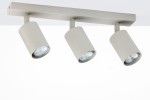 Lampa sufitowa Zoom w kolorze szarym beżowym z trzema regulowanymi reflektorami GU10, zamontowana na prostokątnej podstawie. Reflektory mają cylindryczny kształt i emitują intensywne światło, idealna do oświetlenia wnętrz.