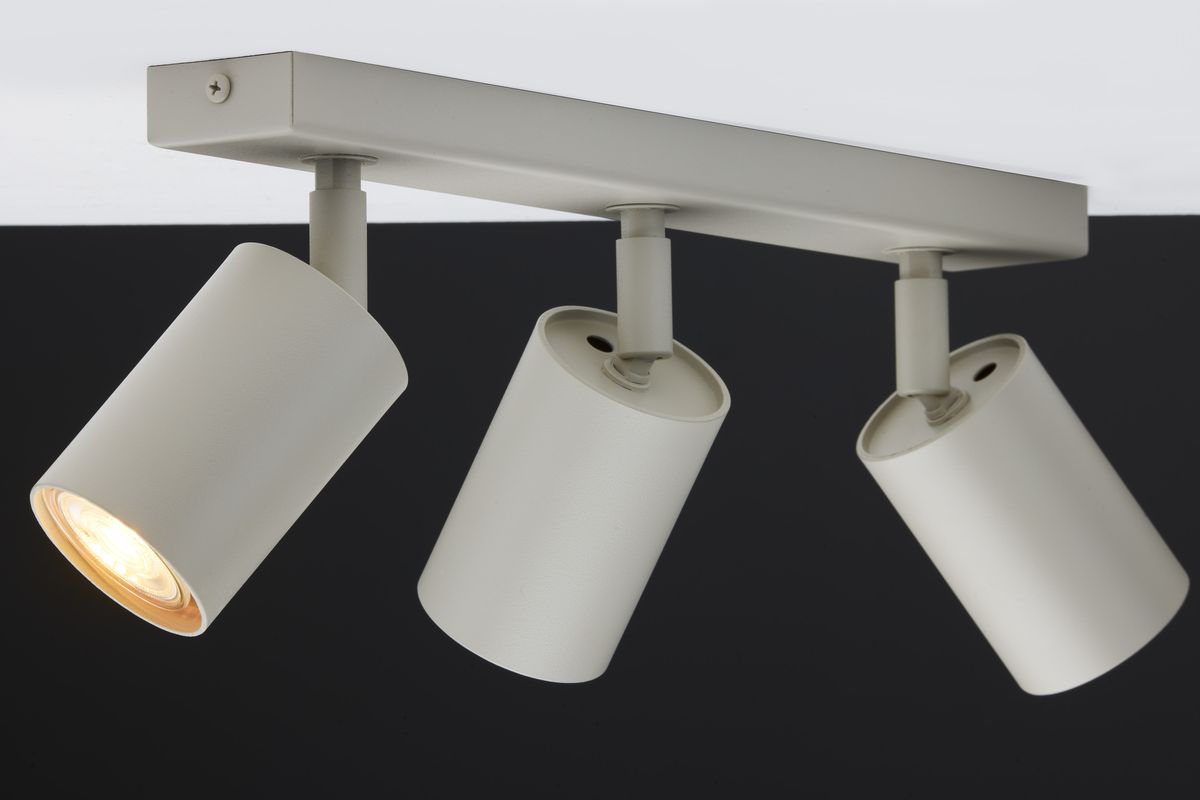 Lampa sufitowa Zoom w kolorze szarym beżowym z trzema ruchomymi reflektorami GU10. Ujęcie z boku, ukazujące detale konstrukcji i fakturę materiału. Reflektory skierowane w różne strony, zamontowane na prostokątnej podstawie.
