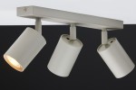 Lampa sufitowa Zoom w kolorze szarym beżowym z trzema ruchomymi reflektorami GU10. Ujęcie z boku, ukazujące detale konstrukcji i fakturę materiału. Reflektory skierowane w różne strony, zamontowane na prostokątnej podstawie.