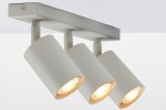 Lampa sufitowa typu spot w kolorze szarym beżowym, z trzema reflektorami GU10. Ujęcie z boku, ukazujące cylindryczne klosze z widocznym światłem. Montaż na prostokątnej podstawie, idealna do oświetlenia wnętrza.
