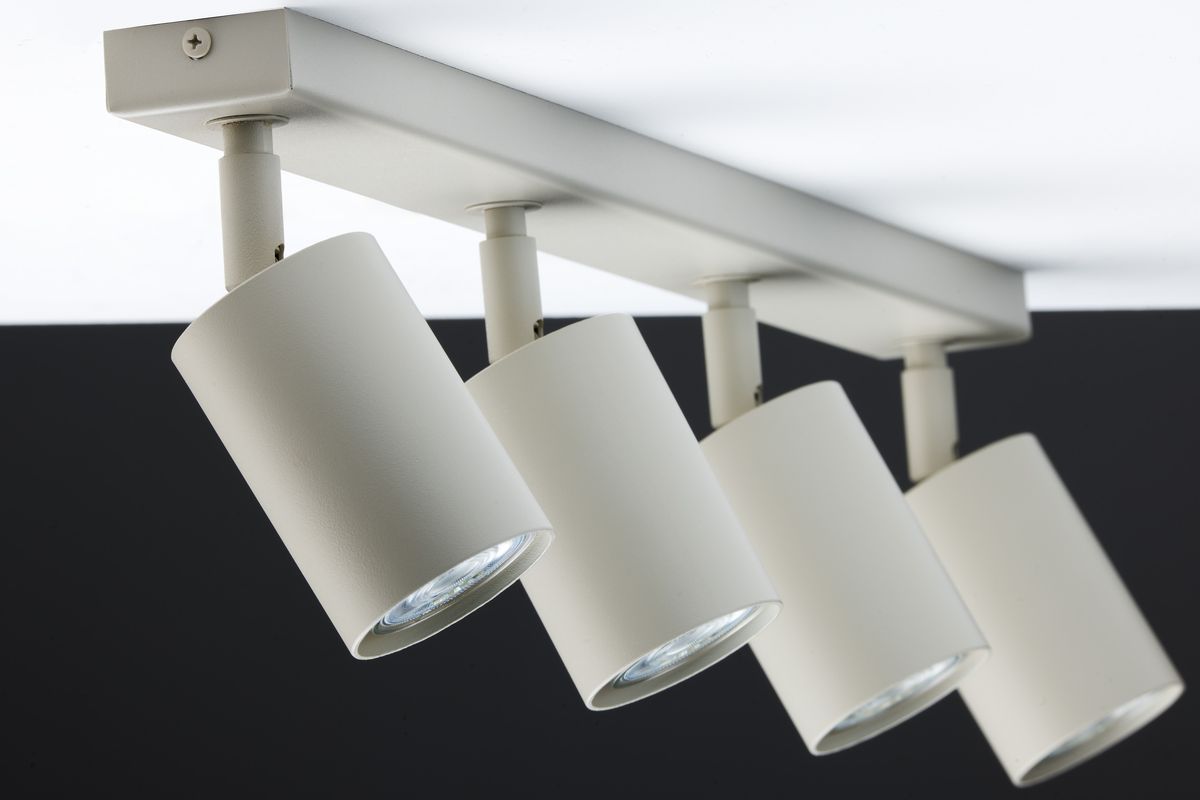 Lampa sufitowa Zoom w kolorze szarym beż, z czterema ruchomymi spotami na mocowanie GU10. Ujęcie z góry, pokazujące cylindryczne klosze z matowego materiału, montowane na prostokątnej podstawie.