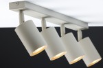 Lampa sufitowa Zoom w kolorze szarym beżowym z czterema reflektorami GU10. Ujęcie z boku, pokazujące cylindryczne klosze o matowej fakturze, zamontowane na prostokątnej podstawie. Reflektory skierowane w różne strony, emitujące ciepłe światło.
