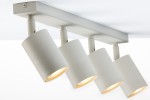 Lampa sufitowa Zoom z czterema reflektorami GU10 w kolorze szarym beżowym. Reflektory mają cylindryczny kształt, są zamontowane na prostokątnej podstawie. Widoczne ciepłe światło w każdej lampie. Ujęcie z dołu, ukazujące szczegóły konstrukcji.