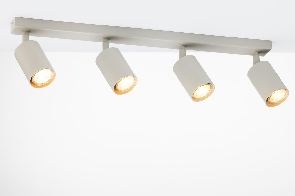Lampa sufitowa Zoom w kolorze szaro-beżowym z czterema reflektorami GU10. Reflektory mają cylindryczny kształt i są zamocowane na prostokątnej podstawie. Ujęcie z przodu, na białym tle.