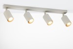 Lampa sufitowa Zoom w kolorze szaro-beżowym z czterema reflektorami GU10. Reflektory mają cylindryczny kształt i są zamocowane na prostokątnej podstawie. Ujęcie z przodu, na białym tle.