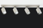 Lampy sufitowe Zoom w kolorze szarym beżowym, z czterema reflektorami GU10, zamontowane na prostokątnej, metalowej podstawie. Ujęcie frontalne, ukazujące lampy skierowane w dół, na jednolitym czarnym tle.