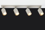 Lampa sufitowa Zoom w kolorze szarym beżowym, z czterema punktami świetlnymi GU10. Ułożona poziomo, z cylindrycznymi kloszami skierowanymi w dół, montowana na prostokątnej podstawie. Tło ciemne, co podkreśla jasne światło lampy.