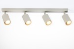 Lampa sufitowa Zoom w kolorze szarym beżowym z czterema spotami GU10. Ułożona poziomo, z widocznymi zaokrąglonymi kloszami o złotych wnętrzach, zamocowana na prostokątnej podstawie. Tło białe, co podkreśla kolor lampy.
