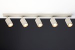 Lampa sufitowa Zoom w kolorze szarym beżowym, z pięcioma reflektorami GU10. Ułożona na prostokątnej belce, z widocznymi włączonymi żarówkami. Tło ciemne, co podkreśla delikatny kolor lampy.