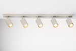 Sufitowa lampa spotowa w kolorze szarym beżowym z pięcioma oprawami GU10. Ujęcie frontalne, lampa zamontowana na prostokątnej listwie. Widoczne ciepłe światło z każdej oprawy. Proste tło, podkreślające minimalistyczny design.