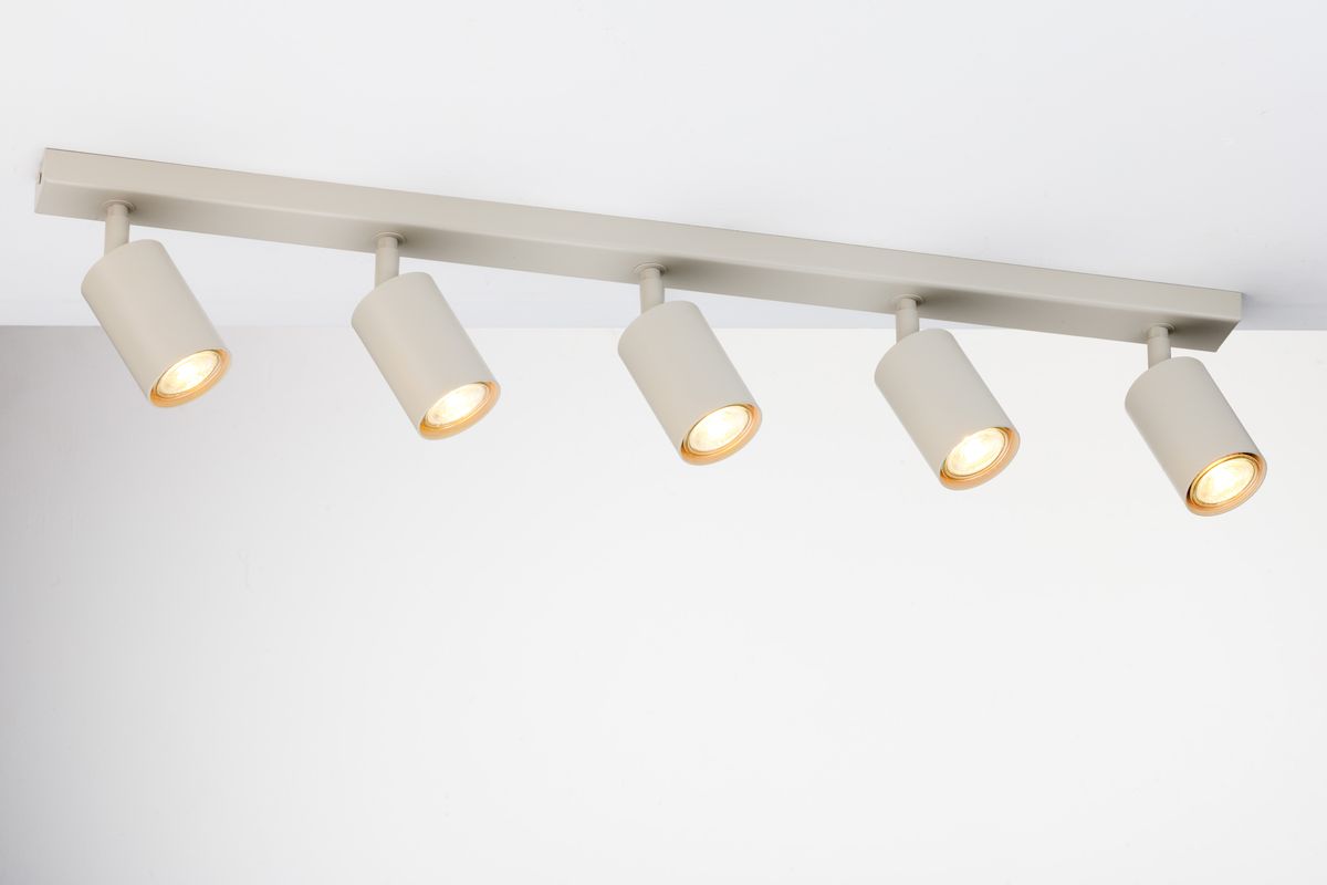 Lampa sufitowa Zoom w kolorze szarym beżowym z pięcioma reflektorami GU10. Ujęcie z góry, pokazujące lampę zamontowaną na suficie, z widocznymi okrągłymi kloszami skierowanymi w dół. Prosta, nowoczesna konstrukcja, idealna do oświetlenia wnętrz.