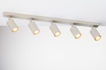 Lampa sufitowa Zoom w kolorze szarym beżowym z pięcioma reflektorami GU10. Ujęcie z góry, pokazujące lampę zamontowaną na suficie, z widocznymi okrągłymi kloszami skierowanymi w dół. Prosta, nowoczesna konstrukcja, idealna do oświetlenia wnętrz.