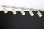 Lampa sufitowa Zoom z pięcioma spotami GU10 w kolorze szarym beżowym. Ułożona równolegle do sufitu, z cylindrycznymi kloszami skierowanymi w dół, na tle ciemnej ściany. Prosta, nowoczesna konstrukcja, idealna do oświetlenia wnętrz.