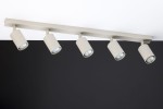 Lampa sufitowa Zoom w kolorze szarym beż, z pięcioma punktami świetlnymi GU10. Ujęcie z boku, pokazujące cylindryczne klosze zamocowane na prostokątnej listwie. Tło czarne, co podkreśla kolor lampy.