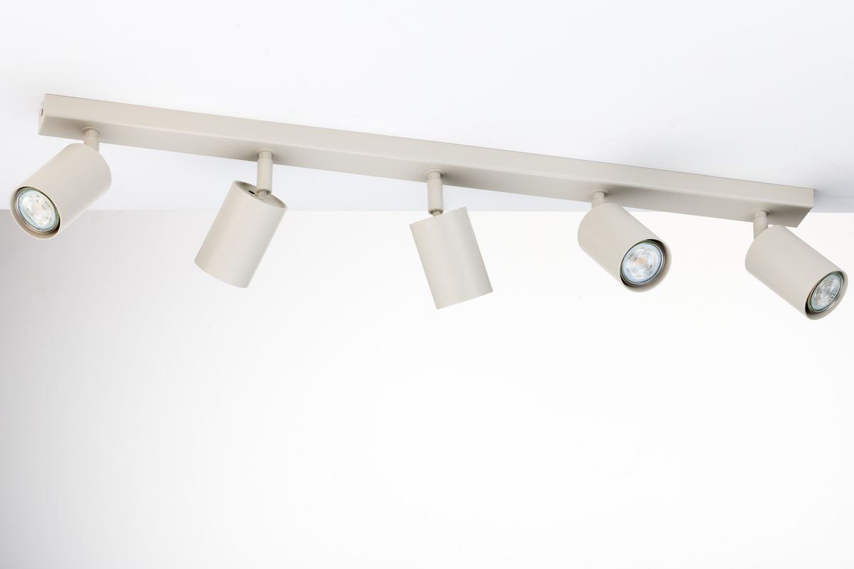 Lampa sufitowa Zoom w kolorze szarym beżowym z pięcioma spotami GU10. Ujęcie z góry, montowana na suficie, z cylindrycznymi kloszami skierowanymi w różnych kierunkach. Prosta, metalowa konstrukcja na jednolitym tle.