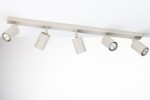 Lampa sufitowa Zoom w kolorze szarym beżowym z pięcioma spotami GU10. Ujęcie z góry, montowana na suficie, z cylindrycznymi kloszami skierowanymi w różnych kierunkach. Prosta, metalowa konstrukcja na jednolitym tle.