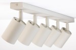 Lampa sufitowa w kolorze szarym beżowym z pięcioma ruchomymi spotami na szynach. Każdy spot ma cylindryczny kształt i gładką, matową powierzchnię. Ujęcie z góry, ukazujące montaż lampy do sufitu.