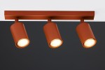 Lampa sufitowa Zoom z trzema reflektorami GU10 w kolorze ceglastym, zamontowana na prostokątnej, matowej podstawie. Reflektory mają cylindryczny kształt, skierowane w dół, na jednolitym tle, co podkreśla ich design.