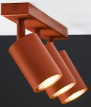 Lampa sufitowa Zoom w kolorze ceglanym z trzema reflektorami GU10. Reflektory mają cylindryczny kształt i są zawieszone na prostokątnej podstawie. Ujęcie z góry, pokazujące detale i krawędzie lampy na jednolitym tle.
